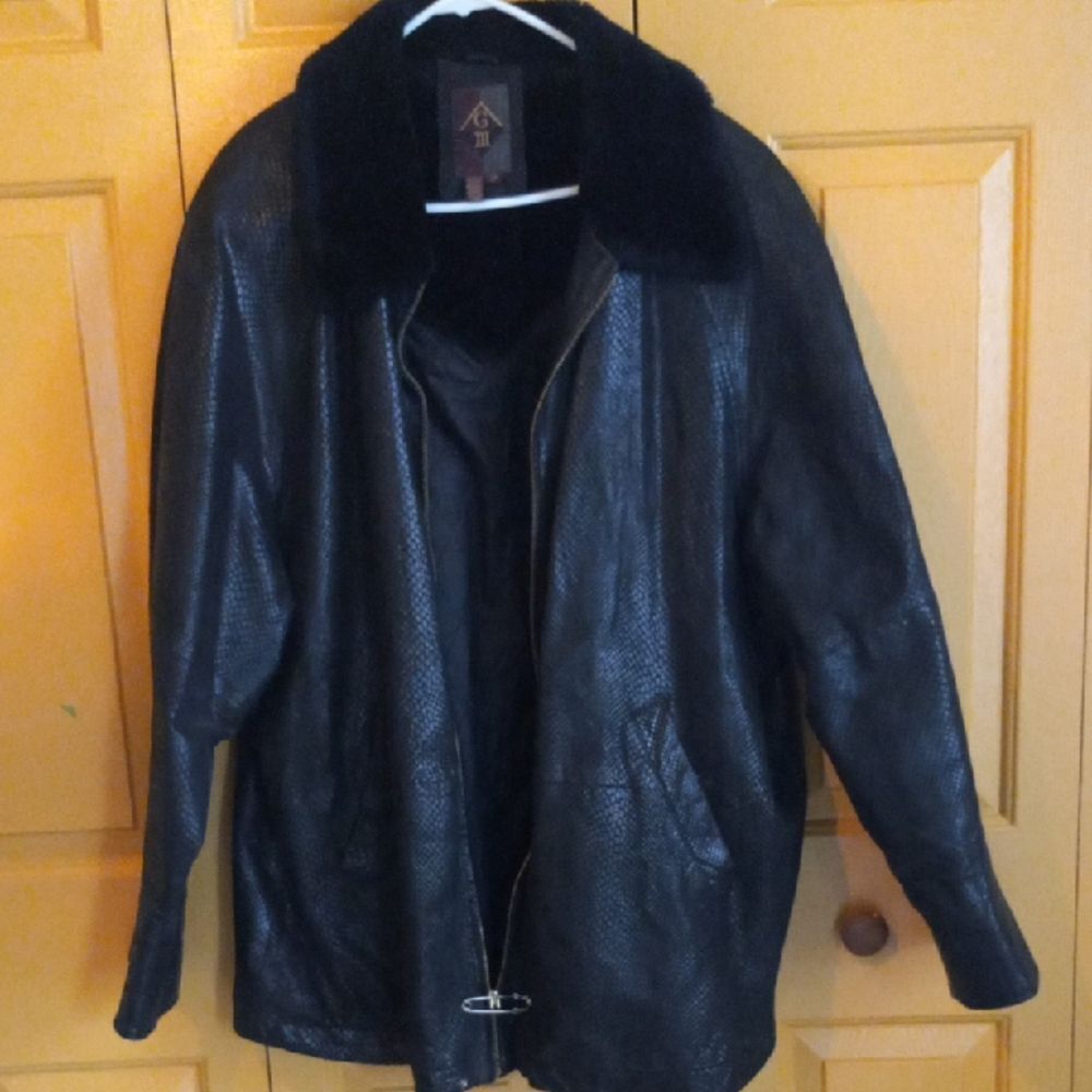 Vintage G III Women's Black Leather Snake Print Jacket with Faux Fur Collar.